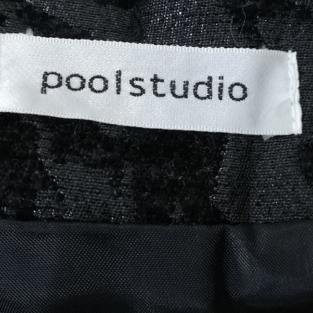 pool studio(プールスタジオ)のシルエットが可愛い！シックな花柄スカート（黒） レディースのスカート(ミニスカート)の商品写真