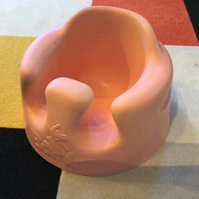 Bumbo(バンボ)のバンボ　ピンク キッズ/ベビー/マタニティのキッズ/ベビー/マタニティ その他(その他)の商品写真