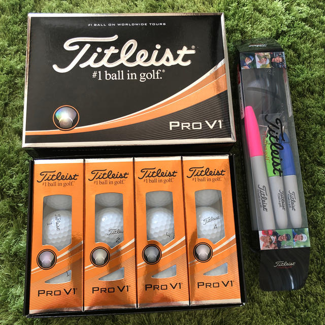 Titleist(タイトリスト)のタイトリストProV1ボールホワイト1ダース♫新品未使用！おまけ付 スポーツ/アウトドアのゴルフ(その他)の商品写真