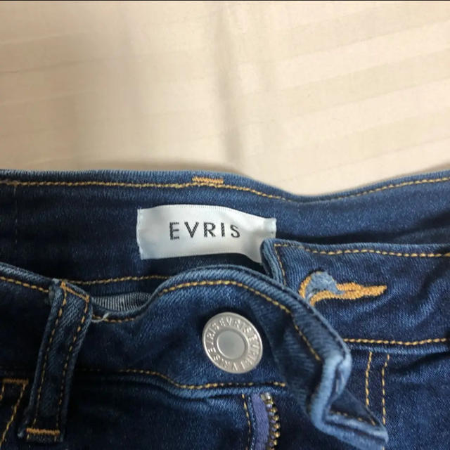 EVRIS(エヴリス)のEVRIS ダメージデニム レディースのパンツ(デニム/ジーンズ)の商品写真