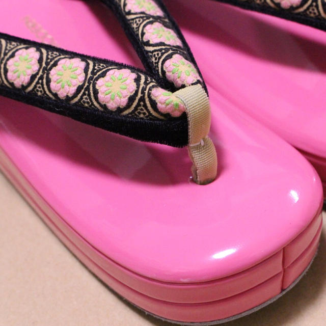 ふりふ(フリフ)の豆千代モダン ピンク台刺繍鼻緒 レディースの靴/シューズ(下駄/草履)の商品写真