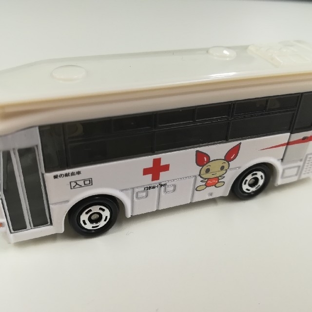 トミカ  献血バス (ポケットトミカ2台) エンタメ/ホビーのおもちゃ/ぬいぐるみ(ミニカー)の商品写真