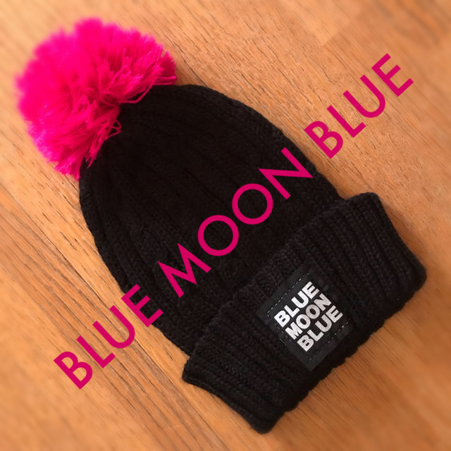 BLUE MOON BLUE(ブルームーンブルー)の【BLUE MOON BLUE】✩ ボンボン付き　ニット帽　ストリート系✩.* レディースの帽子(ニット帽/ビーニー)の商品写真