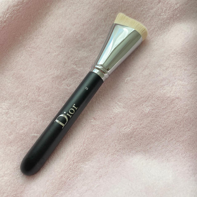 Dior(ディオール)のディオール バックステージ コントゥール メイク　シェーディング　ブラシ　15 コスメ/美容のコスメ/美容 その他(その他)の商品写真