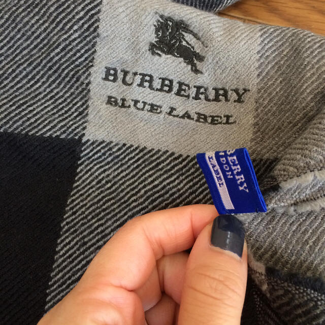 BURBERRY(バーバリー)の黒チェックストール レディースのファッション小物(マフラー/ショール)の商品写真