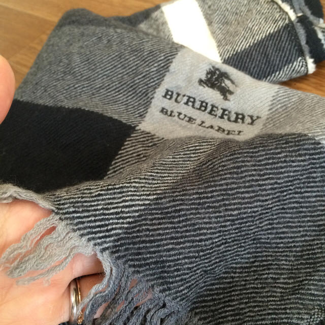 BURBERRY(バーバリー)の黒チェックストール レディースのファッション小物(マフラー/ショール)の商品写真