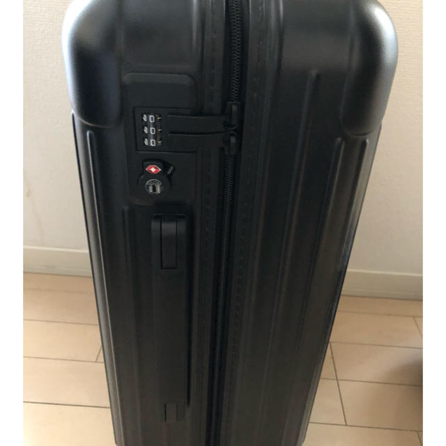 RIMOWA(リモワ)のゆき様専用　リモワ34L  ブラック　箱なし　機内持込　ネームタグ付 レディースのバッグ(スーツケース/キャリーバッグ)の商品写真