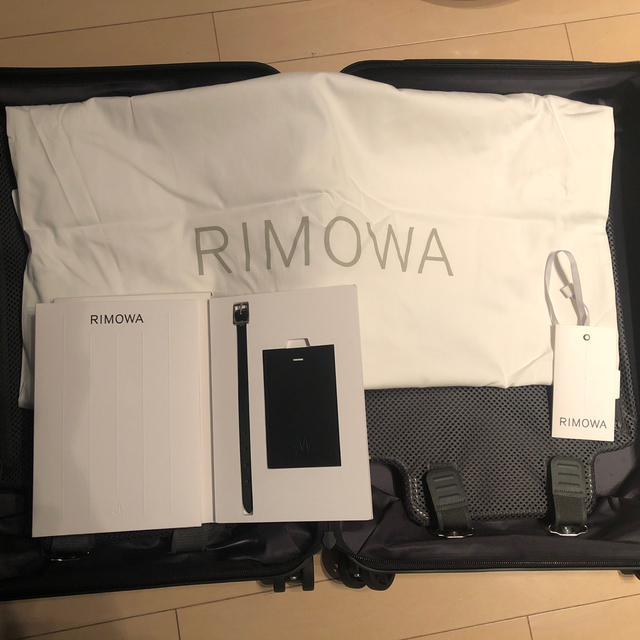 RIMOWA(リモワ)のゆき様専用　リモワ34L  ブラック　箱なし　機内持込　ネームタグ付 レディースのバッグ(スーツケース/キャリーバッグ)の商品写真