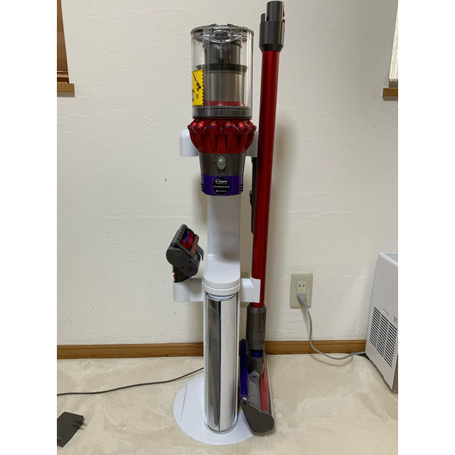 Dyson(ダイソン)のDyson Cyclone V10 収納・充電ドック付 スマホ/家電/カメラの生活家電(掃除機)の商品写真