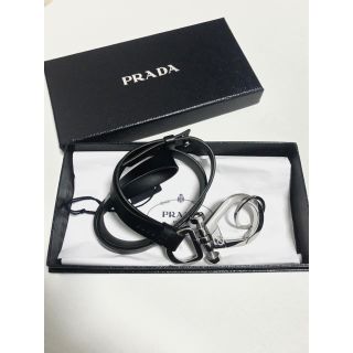 プラダ(PRADA)の【今季】PRADA レザーストラップ付きキーチェーン(キーホルダー)