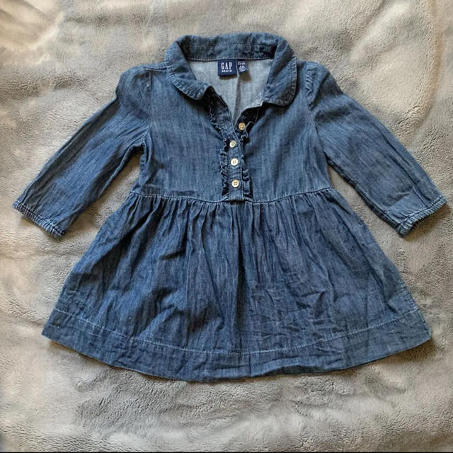 GAP(ギャップ)のGAP ベビー デニムワンピース キッズ/ベビー/マタニティのベビー服(~85cm)(ワンピース)の商品写真