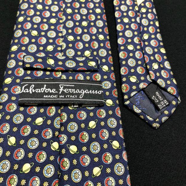 Salvatore Ferragamo(サルヴァトーレフェラガモ)のフェラガモ プラネット ネイビー ネクタイ A102-R12 メンズのファッション小物(ネクタイ)の商品写真