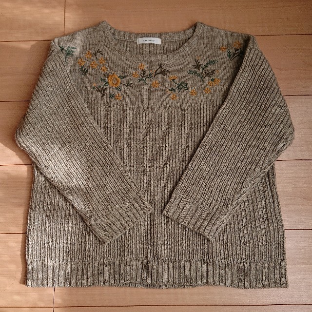 Solberry(ソルベリー)の花刺繍　ニットカットソー　solberry レディースのトップス(ニット/セーター)の商品写真