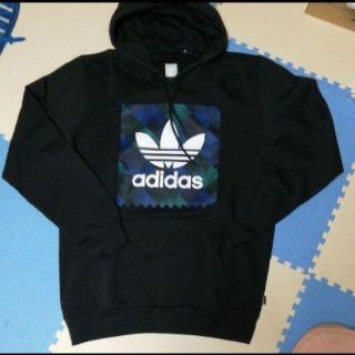 アディダス(adidas)の週末値下げ！新品タグつきadidasトレフォイルパーカーM サイズ(パーカー)