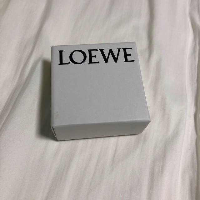 LOEWE(ロエベ)のloewe アナグラムブローチ シルバー レディースのアクセサリー(ブローチ/コサージュ)の商品写真