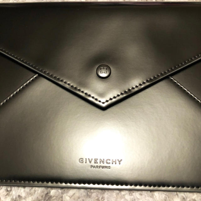 GIVENCHY(ジバンシィ)の❤️LEE様専用❤️エナメルポーチ レディースのファッション小物(ポーチ)の商品写真