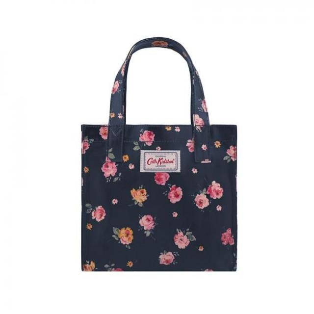 Cath Kidston(キャスキッドソン)の新品☆キャスキッドソン スモールブックバッグ ウィンボーンローズ レディースのバッグ(トートバッグ)の商品写真