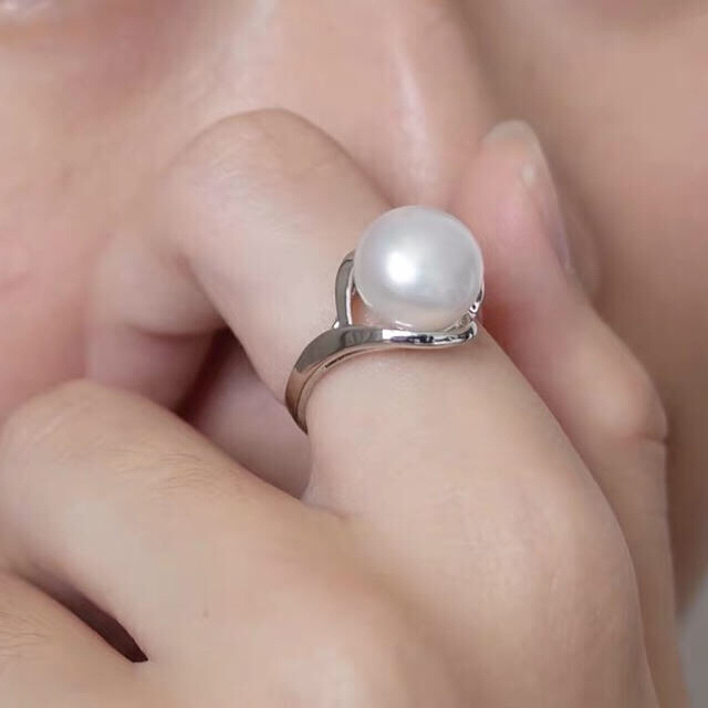 素敵な大粒本真珠のボリューム感で楽しめます♪珍しい天然ホワイトパール指輪 レディースのアクセサリー(リング(指輪))の商品写真