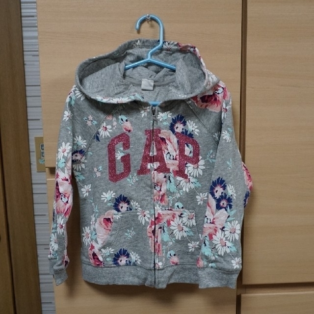 babyGAP(ベビーギャップ)のbabyGAP☆美品☆花柄パーカー☆サイズ105-110 キッズ/ベビー/マタニティのキッズ服女の子用(90cm~)(ジャケット/上着)の商品写真