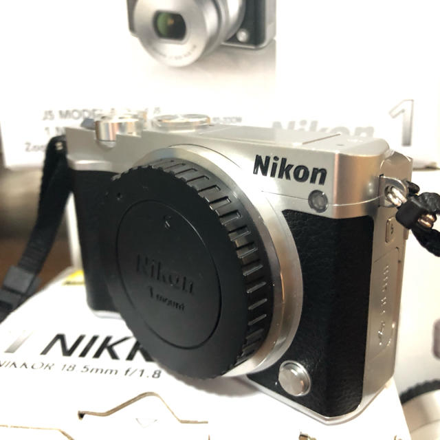 Nikon NIKON 1 J5 Wレンズキット SILVERスマホ/家電/カメラ