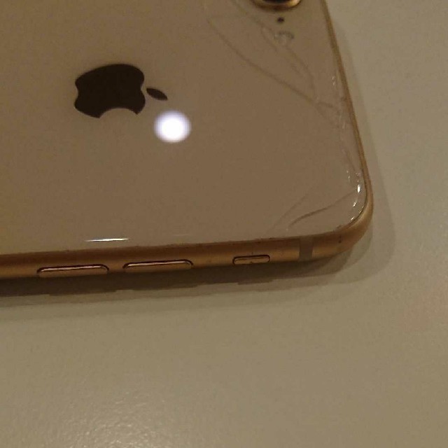 スマートフォン本体iPhone 8 Gold 64 GB au 背面割れ