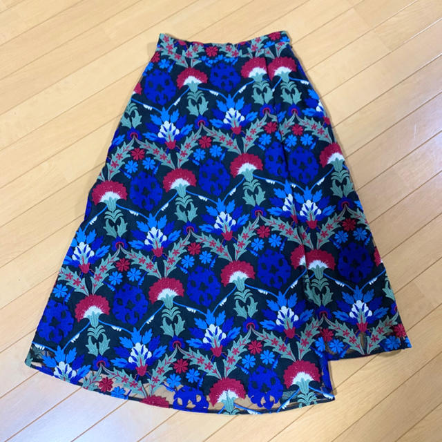 GRACE CONTINENTALオットマン刺繍ラップスカート