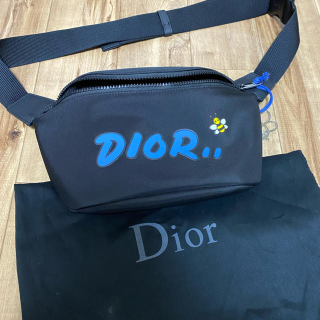 Dior × KAWS ボディーバッグ