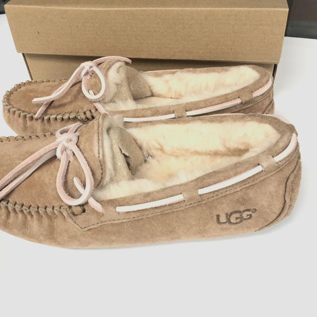 UGG(アグ)のアグ　UGG ダコタ　スリッポン　未使用品 レディースの靴/シューズ(スリッポン/モカシン)の商品写真