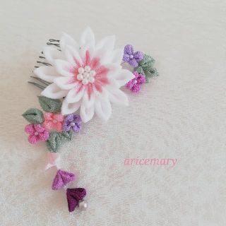 剣つまみの暈し染めのお花と小花の髪飾り(ヘアアクセサリー)