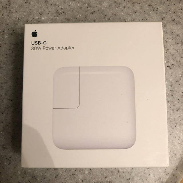 Apple(アップル)のApple USB-C 30W power adapter スマホ/家電/カメラのスマートフォン/携帯電話(バッテリー/充電器)の商品写真