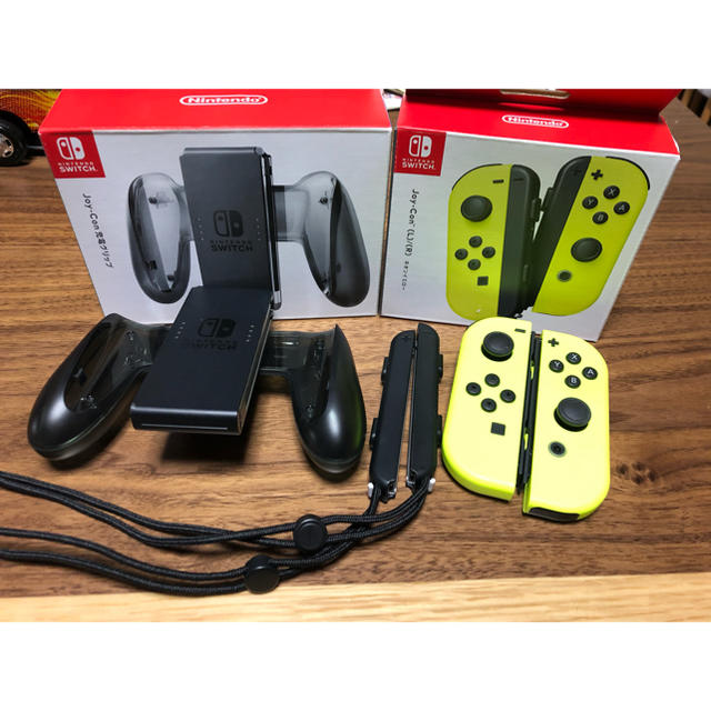 任天堂(ニンテンドウ)のJoy-Con(L)(R) と Joy-Con 充電クリップ エンタメ/ホビーのゲームソフト/ゲーム機本体(その他)の商品写真