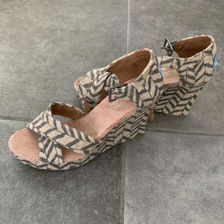 トムズ(TOMS)のTOMS  新品　ウェッジサンダル(サンダル)