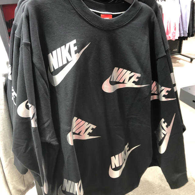 NIKE(ナイキ)のNIKE スウェット　ロゴ　総柄　シルバーＸＬ レディースのトップス(トレーナー/スウェット)の商品写真