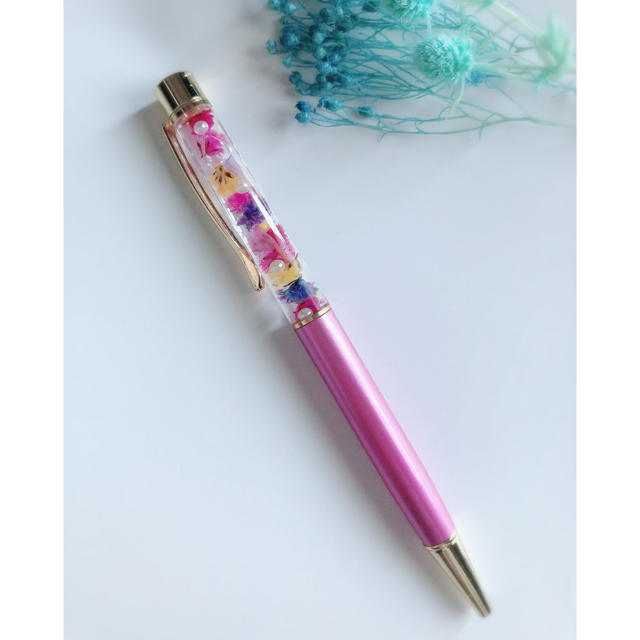 ハーバリウムボールペン♡カラフルピンク ハンドメイドの文具/ステーショナリー(その他)の商品写真