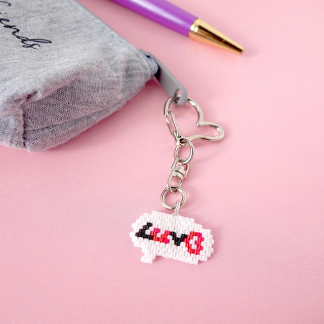 《キーホルダー》ラブ luv<3 チャーム ハンドメイドのファッション小物(バッグチャーム)の商品写真