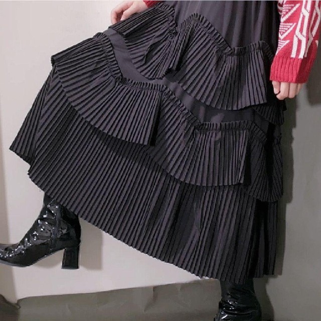 VOLUME PLEAT LAYERED SKIRT.