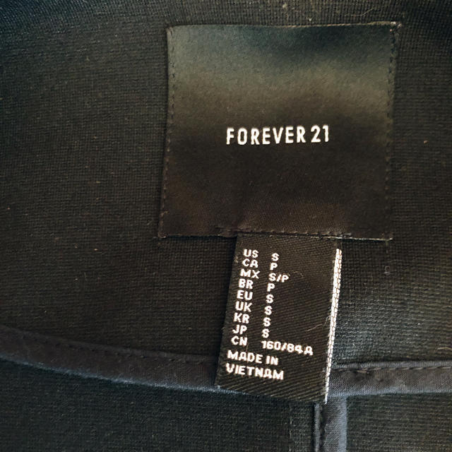 FOREVER 21(フォーエバートゥエンティーワン)の黒　ジャケット　forever21 中古品 レディースのジャケット/アウター(ノーカラージャケット)の商品写真