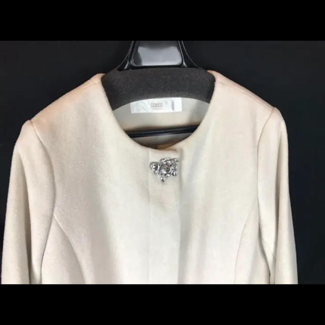 tocco(トッコ)の新品【tocco closet】ビジュー付き袖ラビットファーノーカラーコート レディースのジャケット/アウター(ロングコート)の商品写真