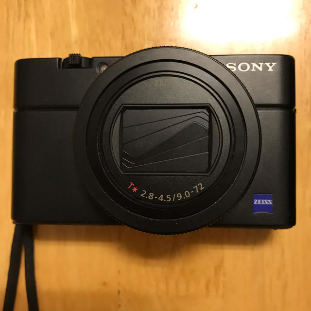 SONY(ソニー)のSONY DSC-RX100 M6と純正充電器と純正バッテリー3個 スマホ/家電/カメラのカメラ(コンパクトデジタルカメラ)の商品写真