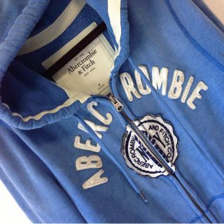 アバクロンビーアンドフィッチ(Abercrombie&Fitch)のセール！アバクロ🇺🇸ロゴ入りパーカー(パーカー)