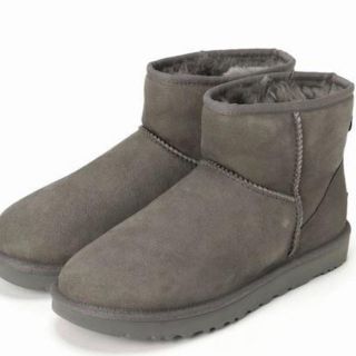 イエナ(IENA)のIENA新品UGG Australia CLASSICMINI2/グレー(24)(ブーツ)