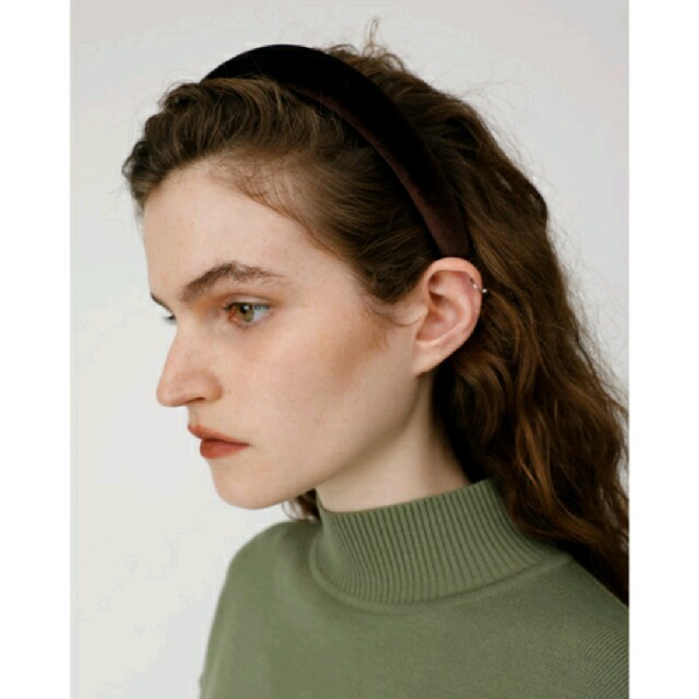 moussy(マウジー)の新品未使用 ベロアカチューシャ レディースのヘアアクセサリー(カチューシャ)の商品写真