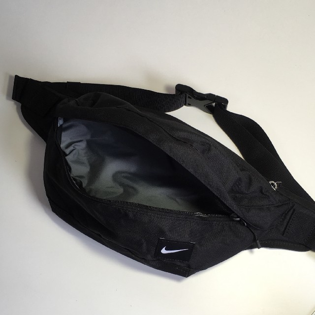 NIKE(ナイキ)の送料込 Nike ボディバッグ ナイキ ブラック 新品 90s 黒 ナイキ レディースのバッグ(ボディバッグ/ウエストポーチ)の商品写真
