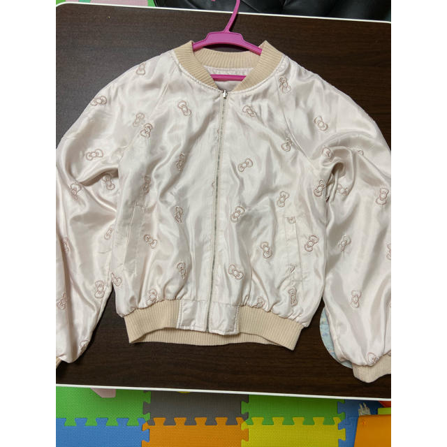 キティちゃん  リボン柄 ジャンパー  上着 レディースのジャケット/アウター(ナイロンジャケット)の商品写真