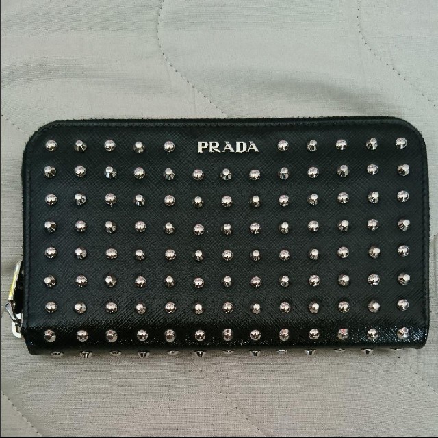 PRADA(プラダ)のPRADA ラウンドファスナー スタッズ レディースのファッション小物(財布)の商品写真