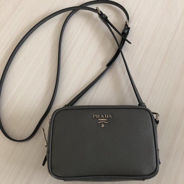 PRADA(プラダ)のぺこり様　専用　プラダミニショルダーバッグ　ポシェット　斜めがけ レディースのバッグ(ショルダーバッグ)の商品写真