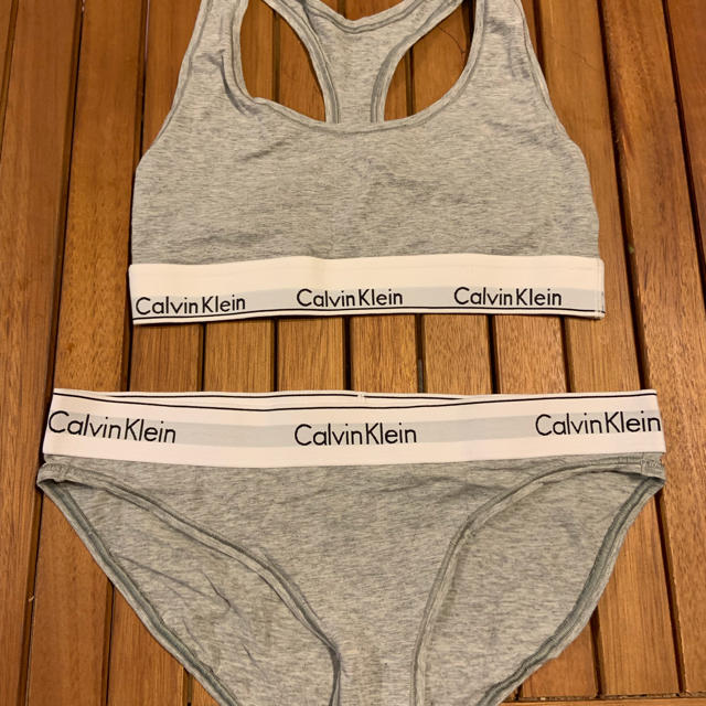 Calvin Klein(カルバンクライン)のカルバンクライン 下着セットアップ Mサイズ グレー レディースの下着/アンダーウェア(ブラ&ショーツセット)の商品写真