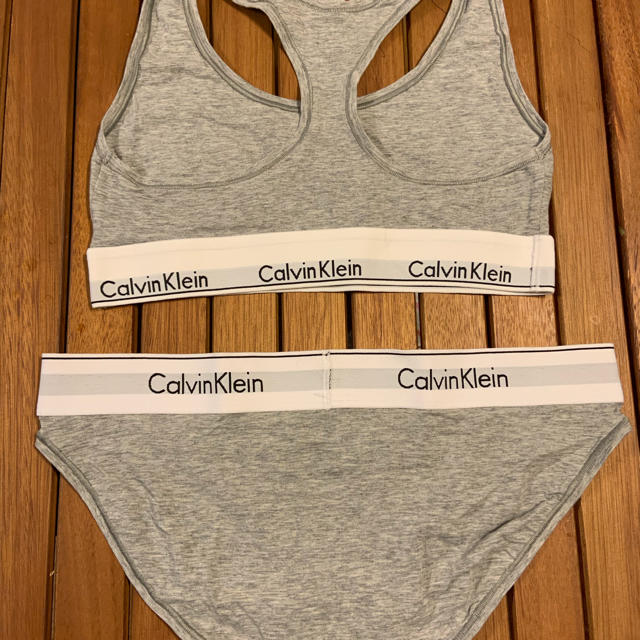 Calvin Klein(カルバンクライン)のカルバンクライン 下着セットアップ Mサイズ グレー レディースの下着/アンダーウェア(ブラ&ショーツセット)の商品写真