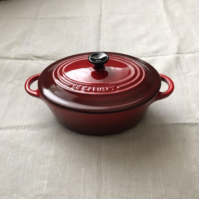 LE CREUSET(ルクルーゼ)の新品未使用　ミニ・オーバル・ココット チェリーレッド インテリア/住まい/日用品のキッチン/食器(食器)の商品写真