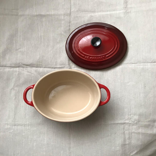 LE CREUSET(ルクルーゼ)の新品未使用　ミニ・オーバル・ココット チェリーレッド インテリア/住まい/日用品のキッチン/食器(食器)の商品写真